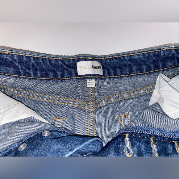 Revolve | Amuse Society - Bella Denim Short in Worn in Indigo - Size 25 - Picture 5 of 5